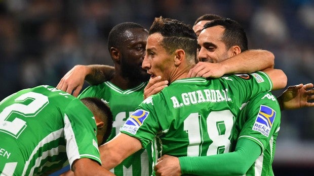 El Betis toma San Petersburgo y se acerca a los octavos