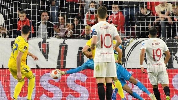 Martial se estrena y Bono salva