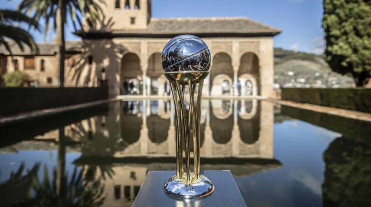 El trofeo de Copa, en la Alhambra de Granada