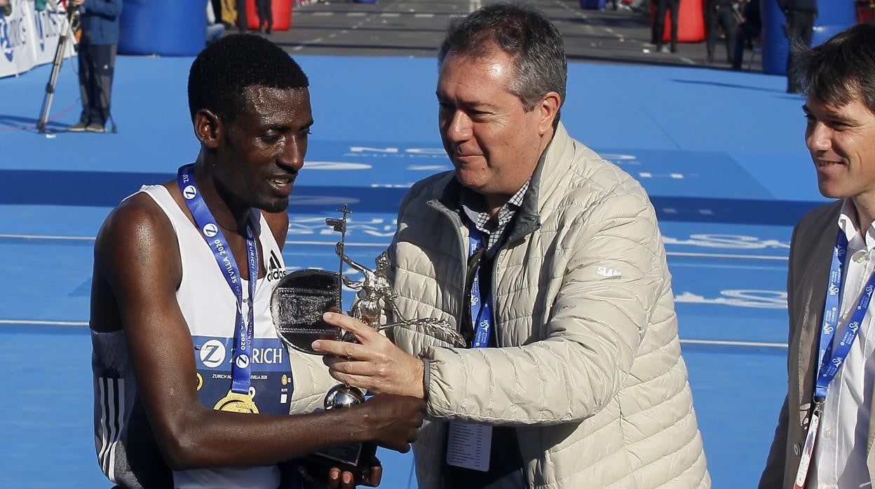 Mekuant Ayenew Gebre, vencedor de la Zurich Maratón Sevilla 2020