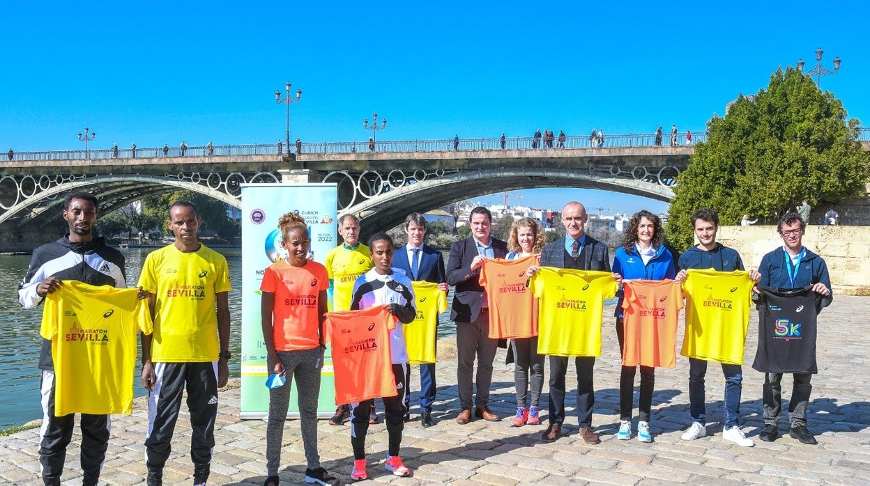 Presentación del Zurich Maratón Sevilla 2022, junto al Puente de Triana