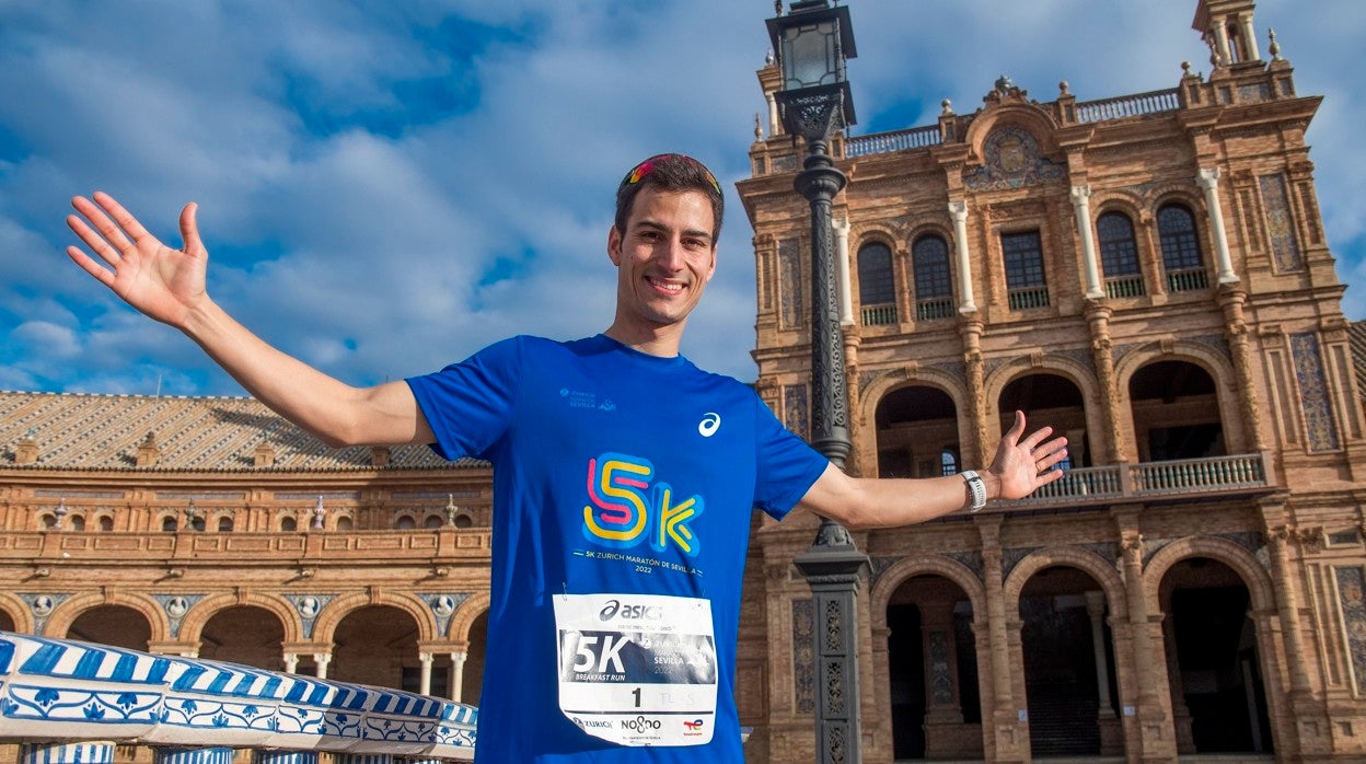 Mario Mola, posando en la Plaza de España