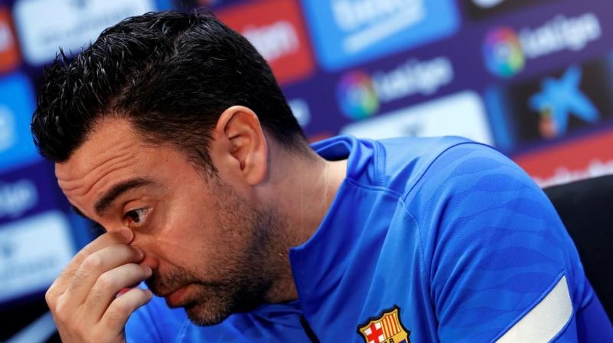 Xavi medita una respuesta en la sala de prensa