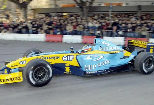 Alonso, con el Renault de 2004 en Palermo