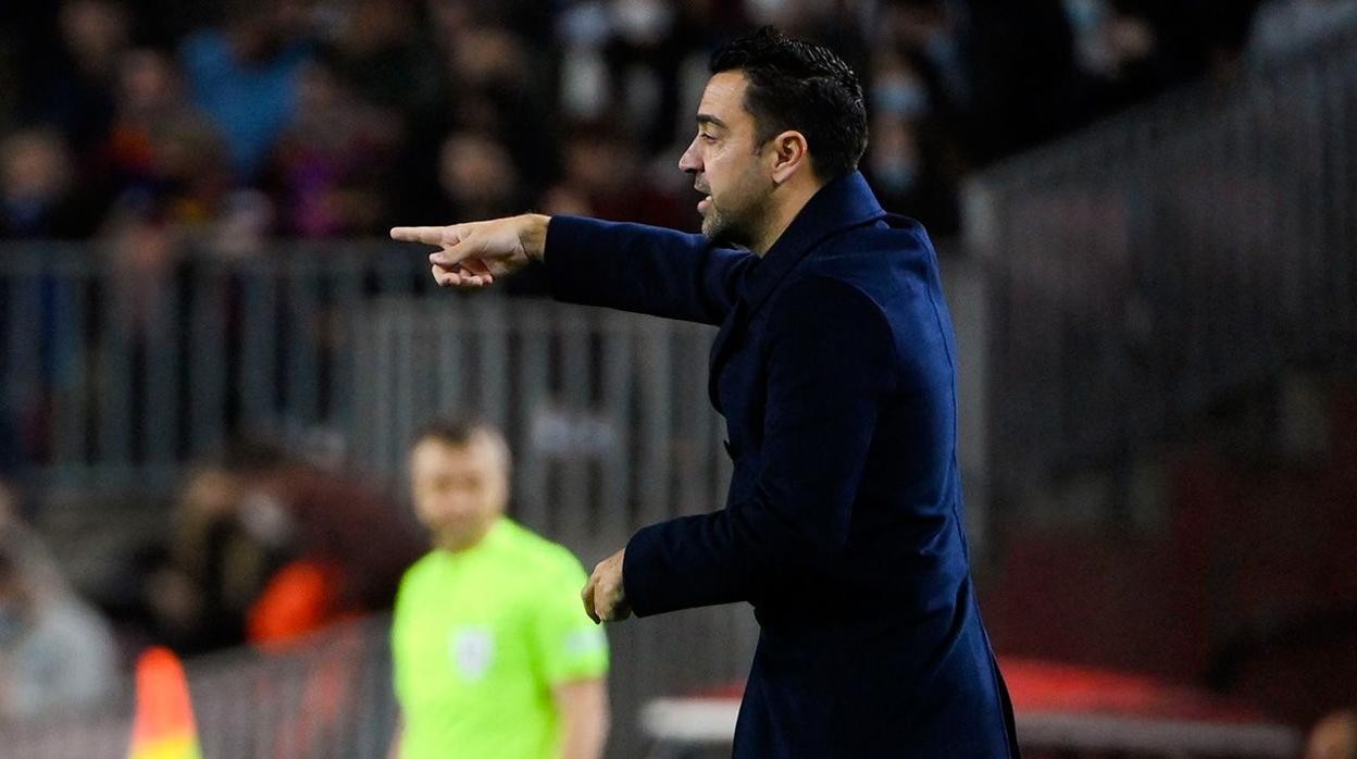 Xavi da órdenes durante un partido del Barcelona