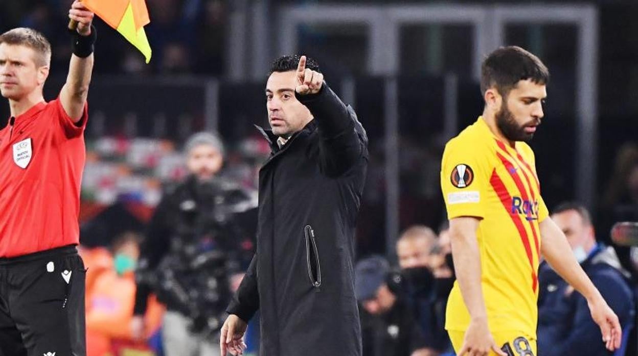 Xavi da indicaciones durante el partido ante el Nápoles este pasado jueves