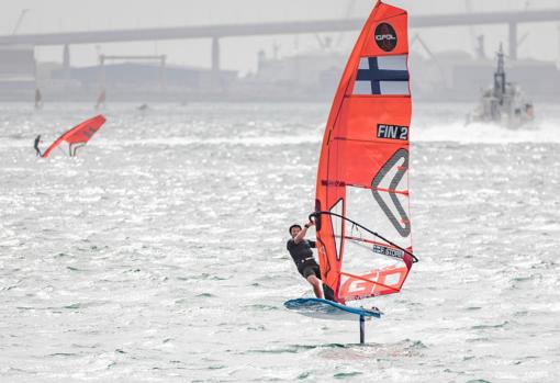 La competición ya ha comenzado en las aguas de la Bahía de Cádiz.