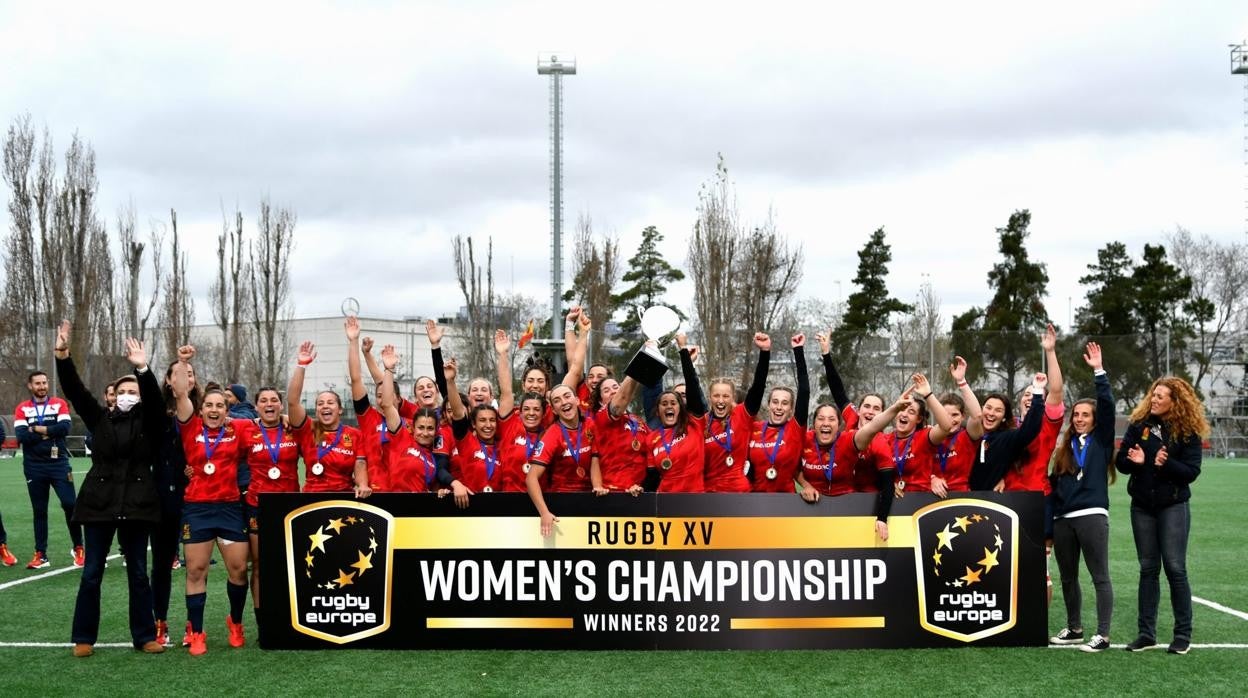 La selección femenina de rugby celebrando su noveno título continental en Alcobendas