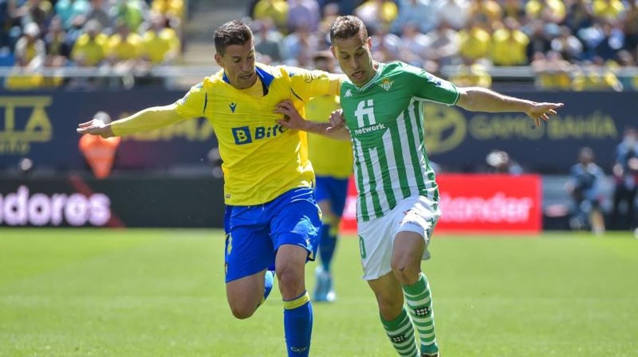 El Betis remonta y sigue en la pelea