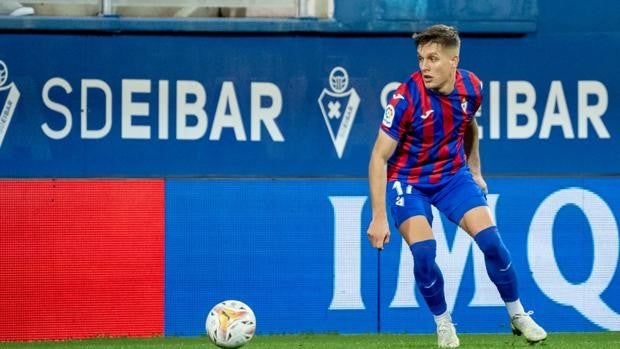 El Eibar toma aire en el liderato