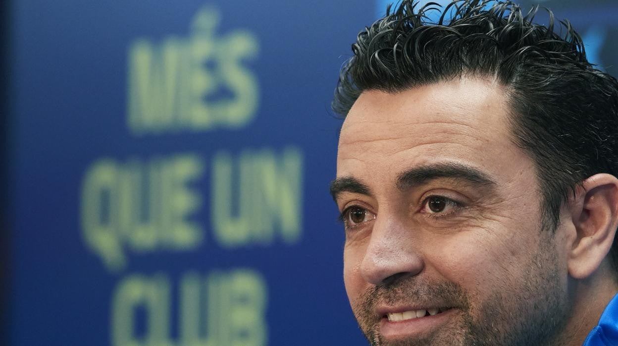 Xavi Hernández sonríe durante la rueda de prensa