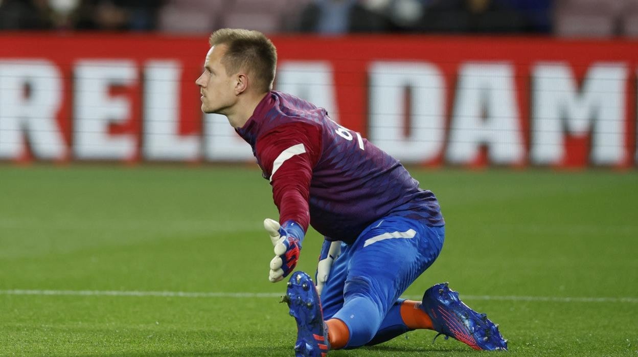 Ter Stegen realiza ejercicios de calentamiento antes de un partido