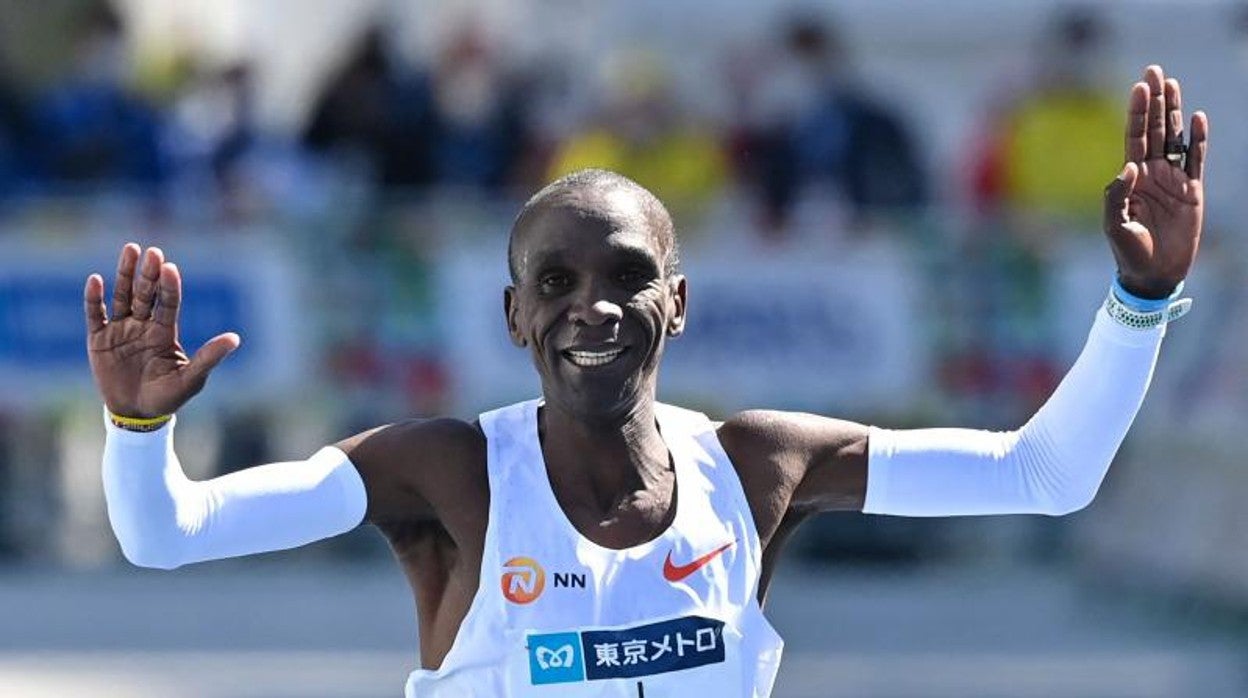 Eliud Kipchoge cruza la meta en el maratón de Tokio