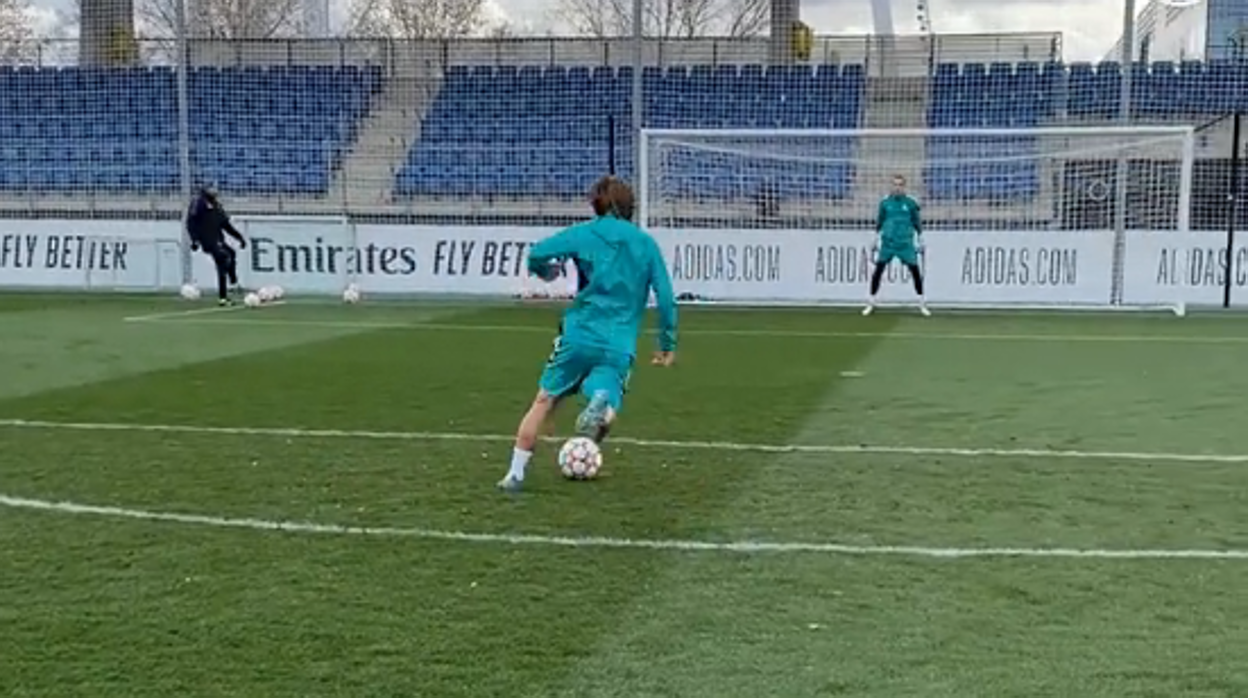 Escandaloso gol de Modric en el entrenamiento previo al PSG