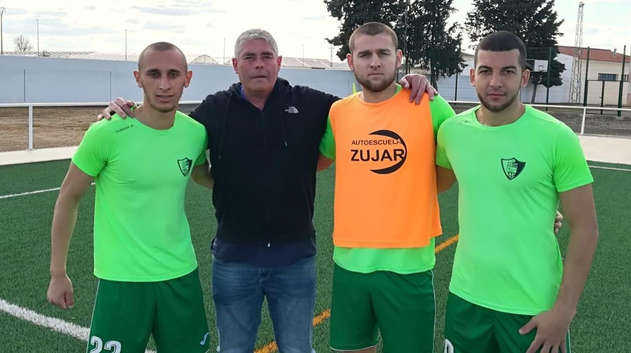 Pedro Blázquez, junto a Oleksandr (con peto) y los rusos Nikita y Gleb