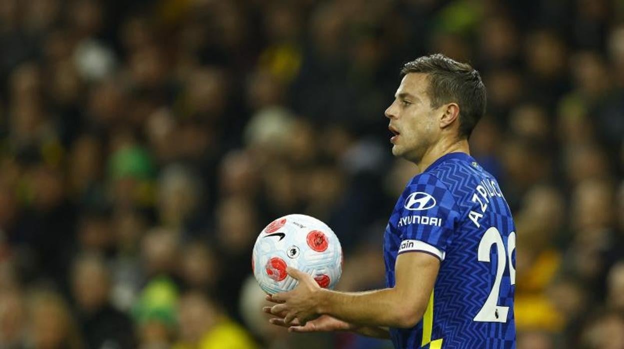 Azpilicueta se dispone a sacar de banda