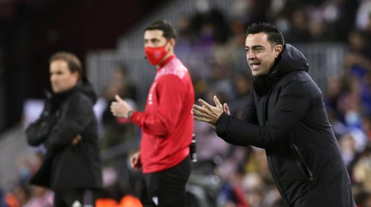 Xavi anima a sus jugadores ante Osasuna