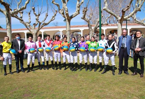 Los jockeis posaron con las gorras con la bandera de Ucrania