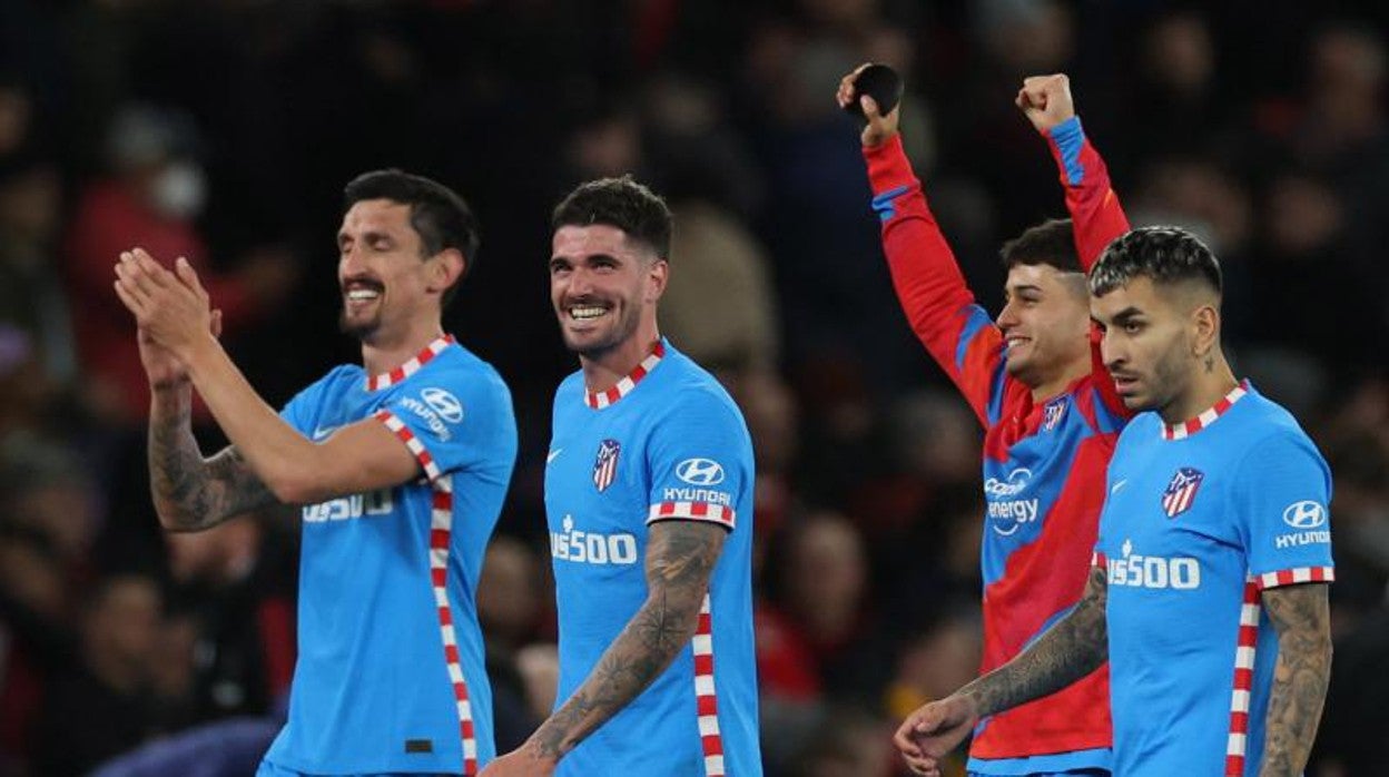 Los jugadores del Atlético celebran el triunfo en Old Trafford