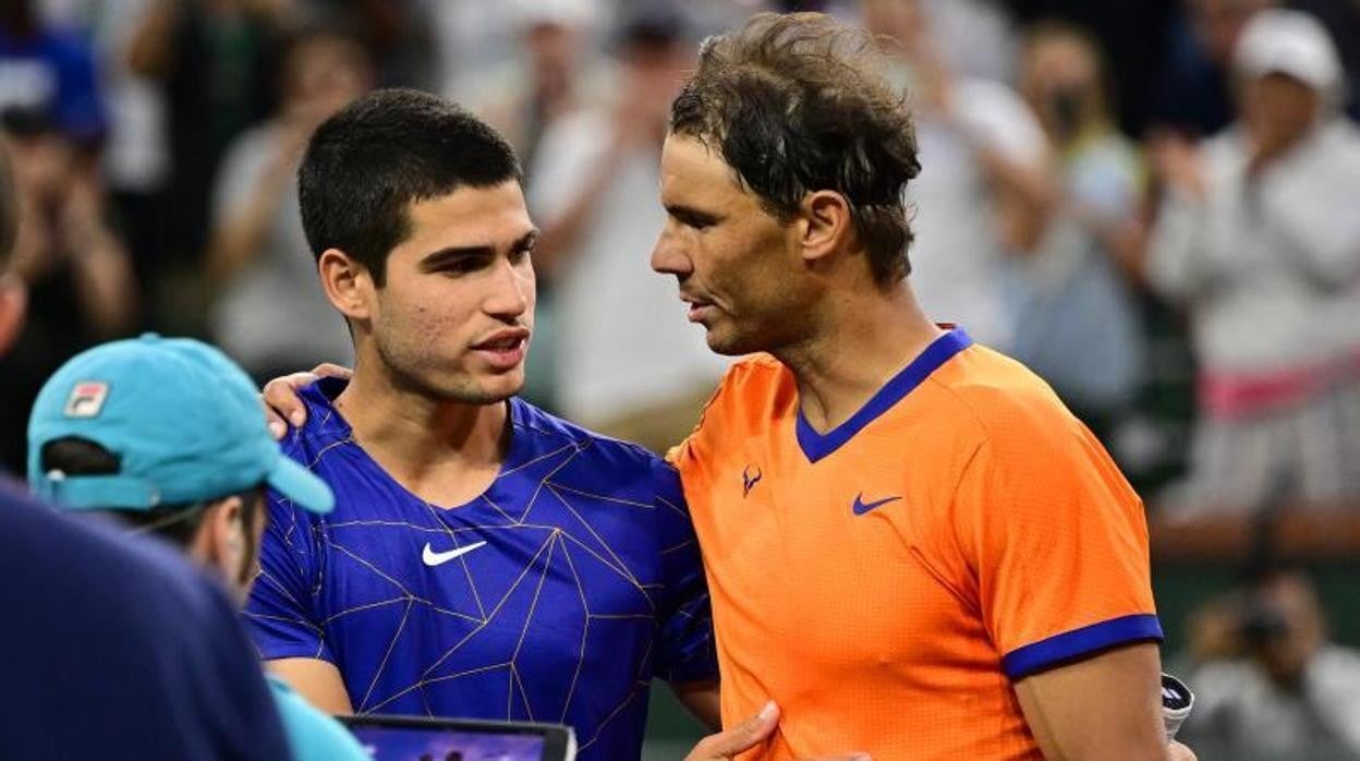 Alcaraz y Nadal se saludan tras el duelo de Indian Wells