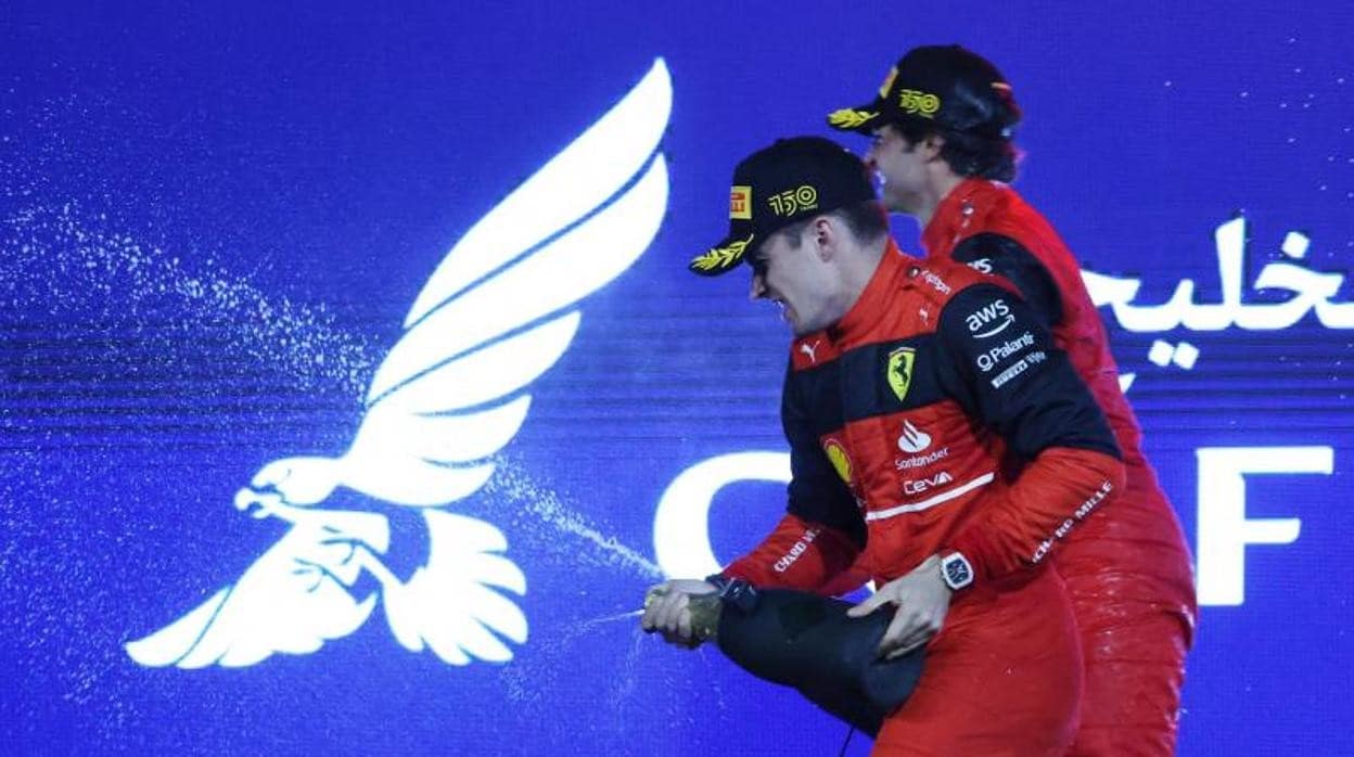 Los pilotos de Ferrari, en el podio de Baréin