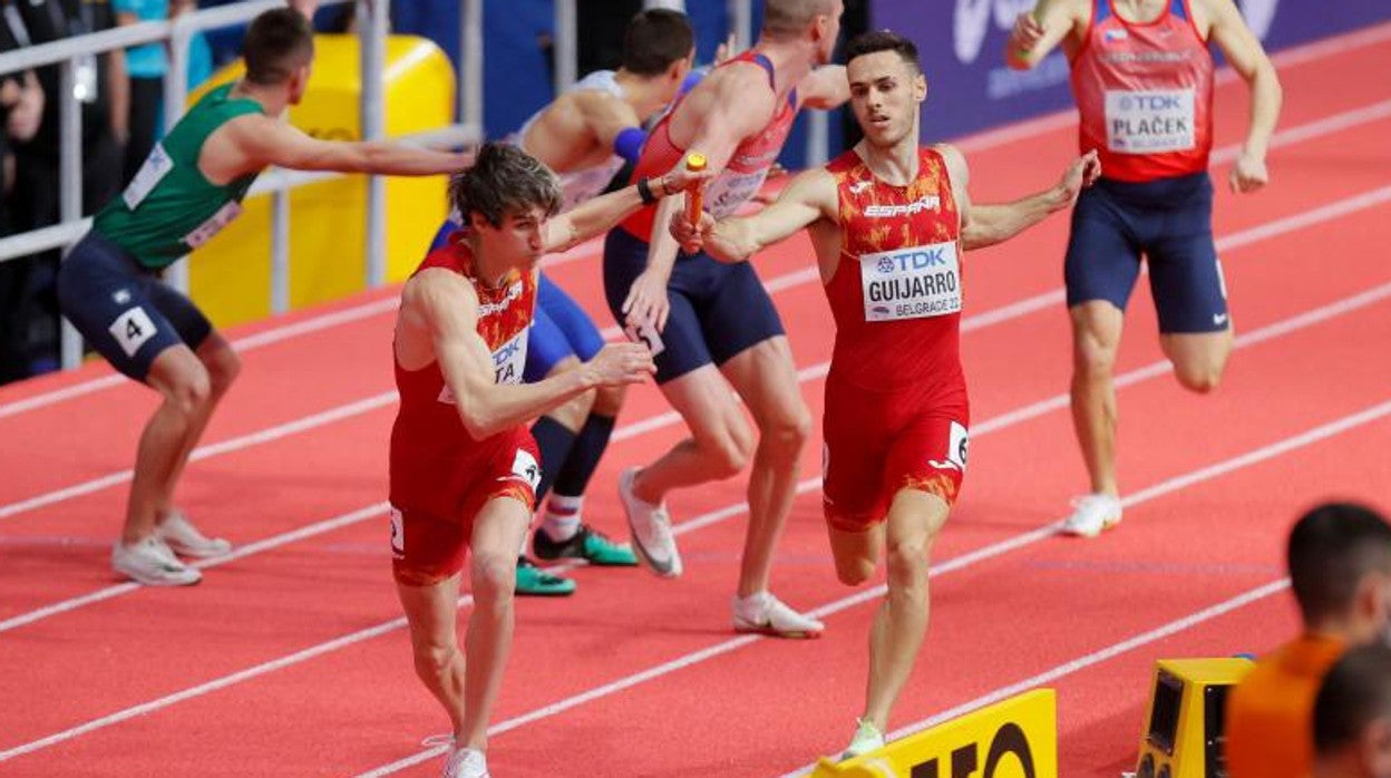 Manuel Guijarro entrega el testigo a Bernat Erta en la final del 4x400