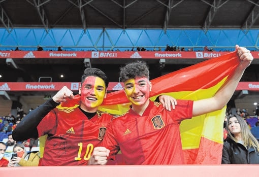 Dos aficionados, durante el encuentro entre España y Albania
