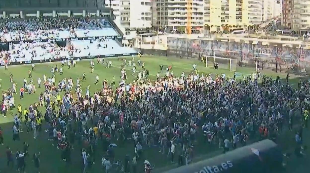 Los aficionados del Celta, invadiendo el césped de Balaídos al término del partido