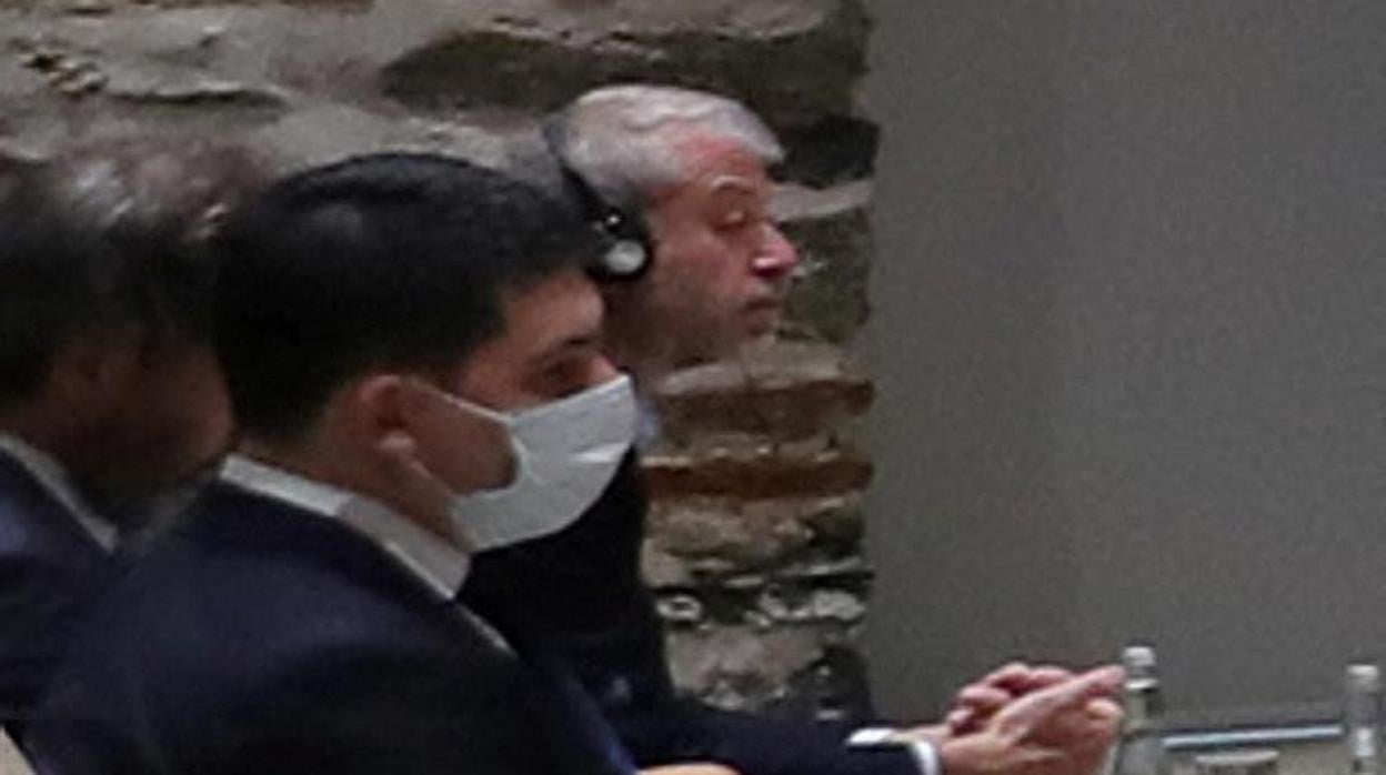 Abramovich, sin mascarilla, en una de las reuniones de la cumbre de Estambul
