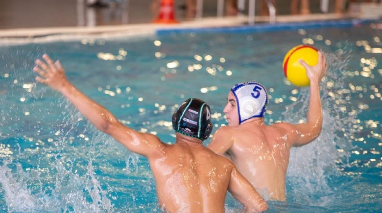 El alcalde pasa del waterpolo