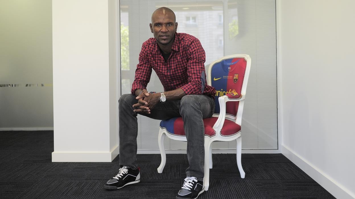 Eric Abidal posa para ABC durante una entrevista