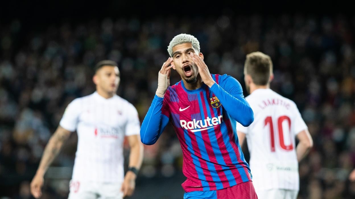 Ronald Araujo, durante el partido ante el Sevilla