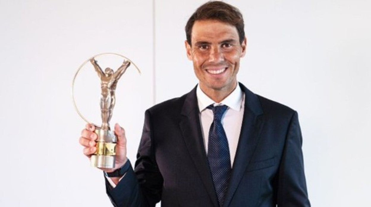 Rafa Nadal sostiene su Premio Laureus, ganado en 2021