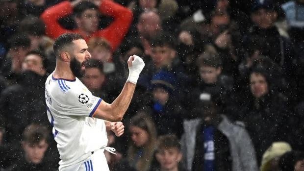 Benzema se venga del Chelsea con otro triplete