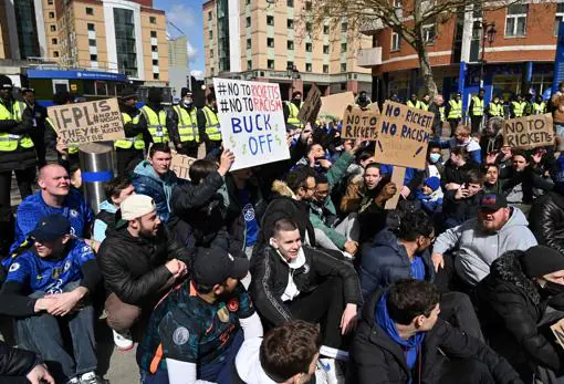 Manifestación contra la familia Ricketts, uno de los posibles compradores del Chelsea