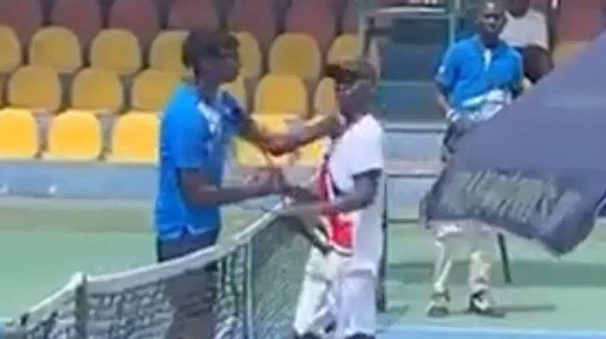 El tenista juvenil Michael Kouame se disculpa tras abofetear a un rival