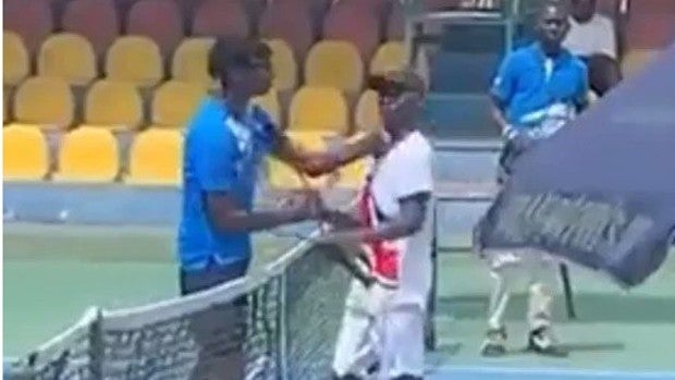 El tenista juvenil Michael Kouame se disculpa tras abofetear a un rival