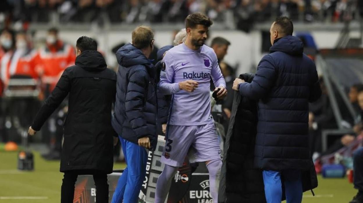 Piqué se retira lesionado