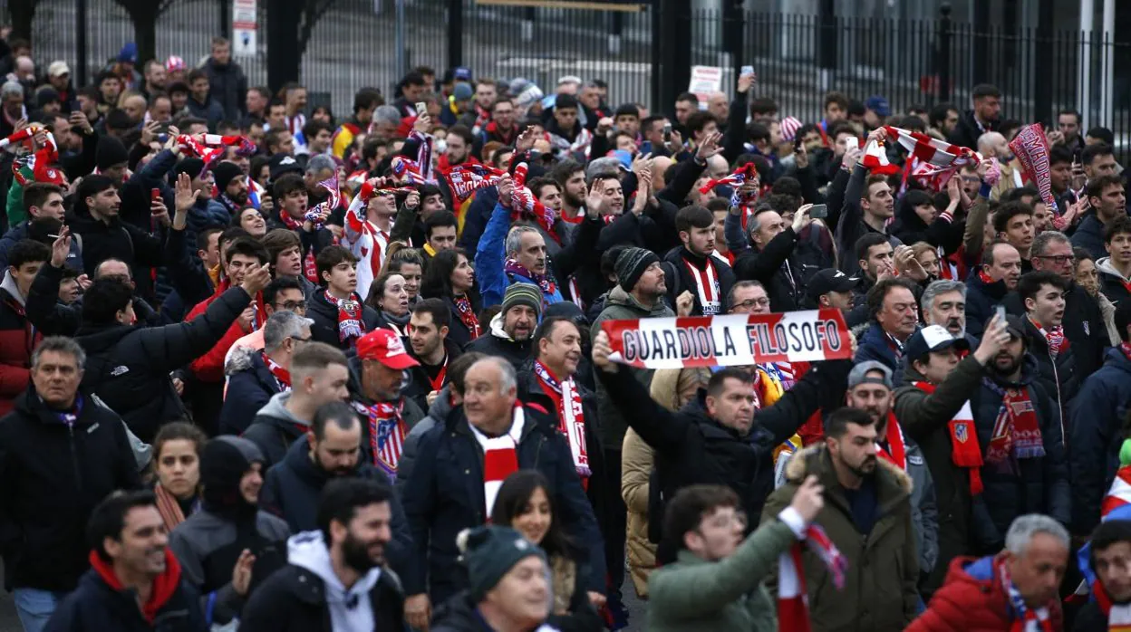Aficionados del Atlético en las calles de Mánchester antes del partido ante el City