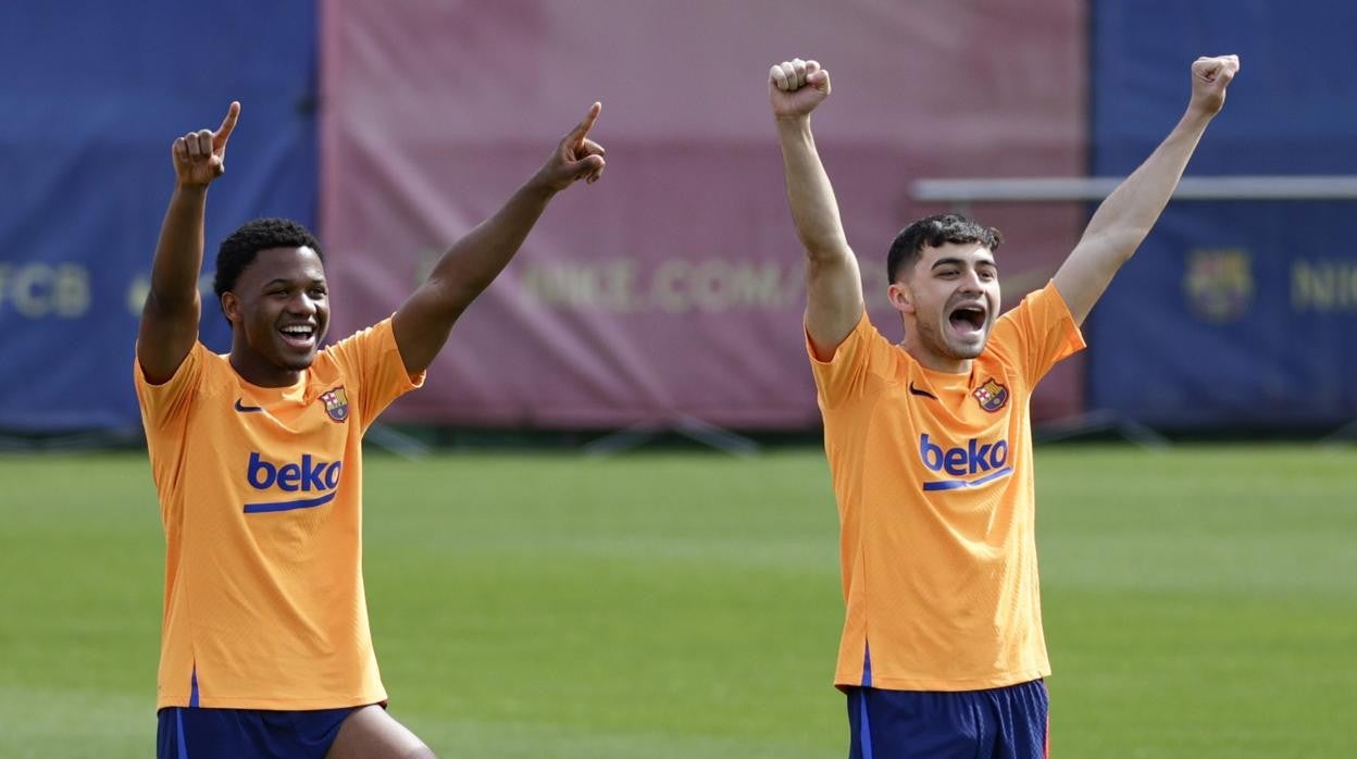 Ansu Fati y Pedri bromean durante el entrenamiento