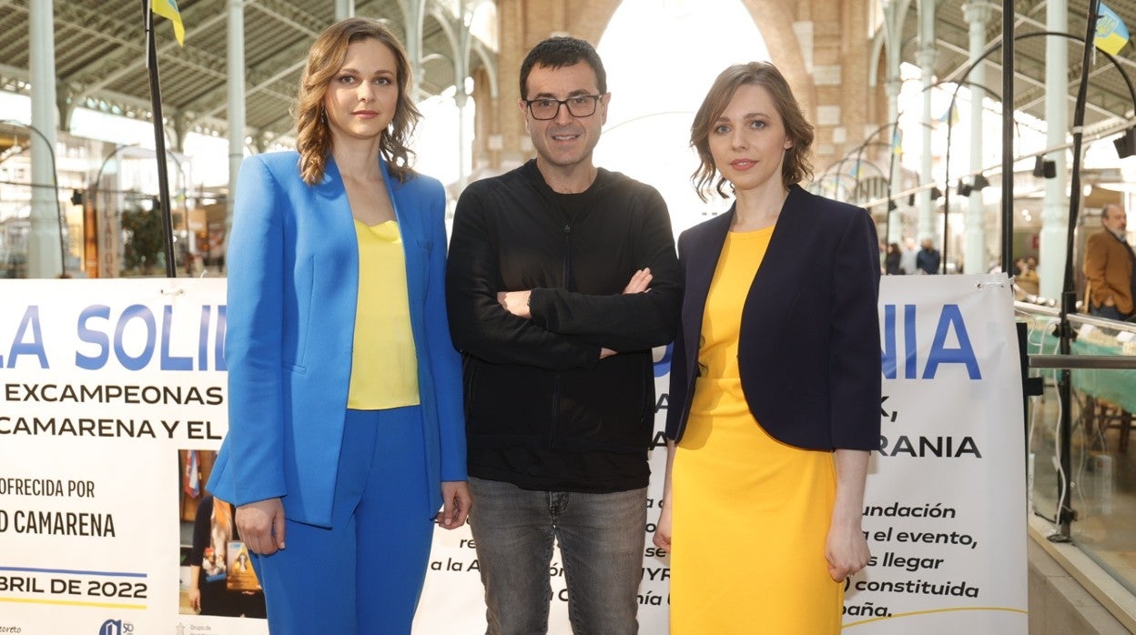 Anna Muzychuk, con los colores de la bandera de Ucrania, Ricard Camarena y Mariya Muzychuk, en Valencia