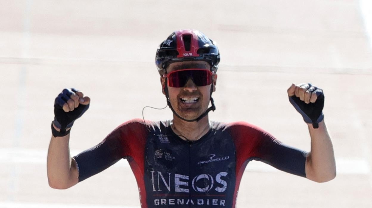 Van Baarle llegando a la meta en el velódromo de Roubaix