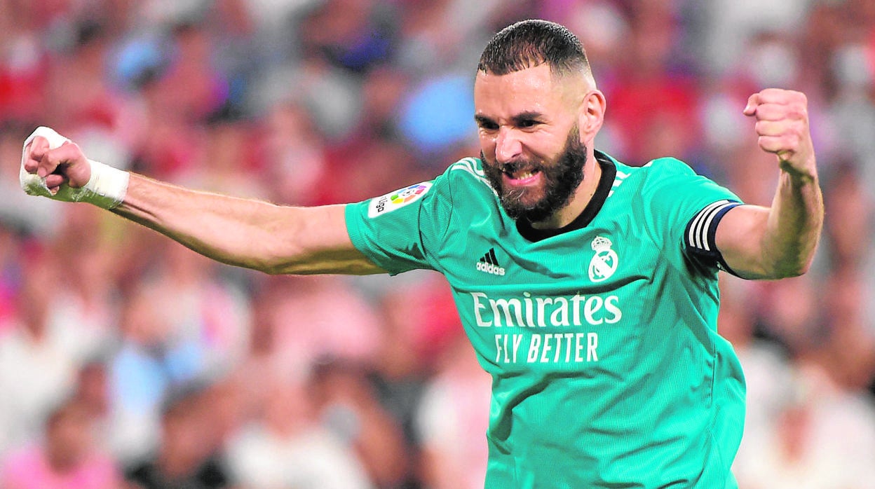 Karim Benzema celebrando el gol de la victoria en Sevilla