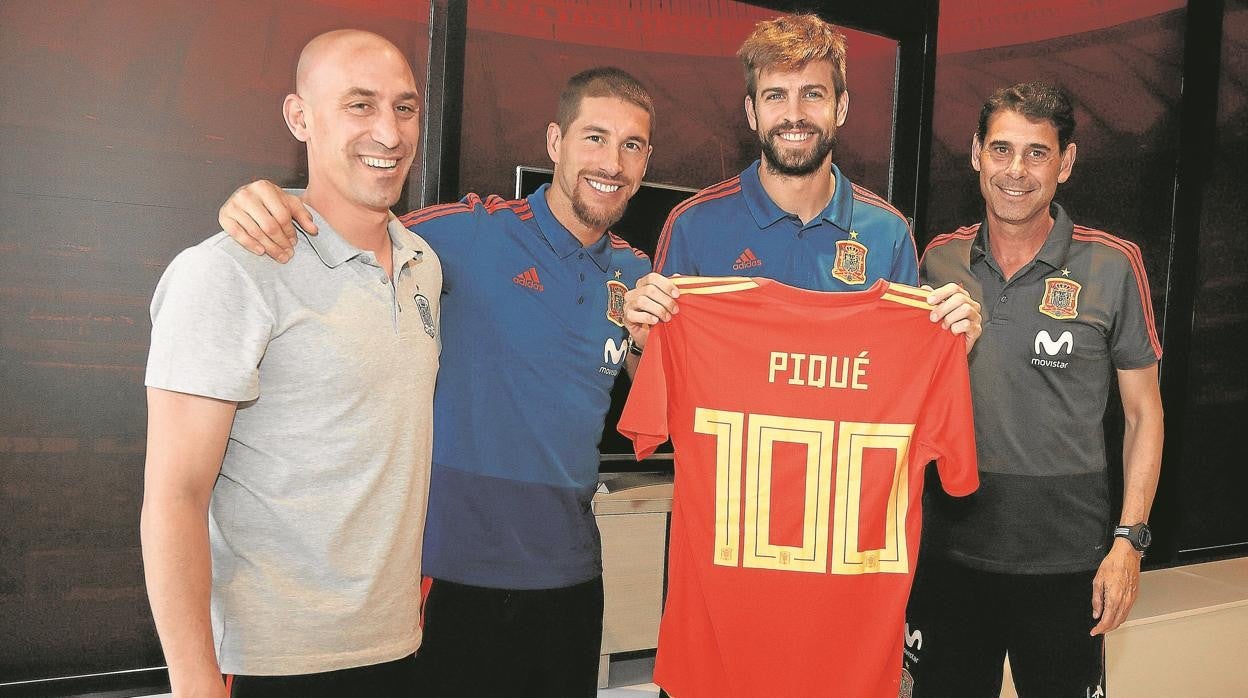 Piqué y Rubiales, en una imagen de archivo junto a Ramos y Hierro