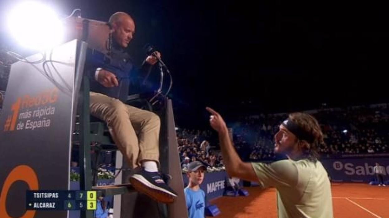 Las tretas de Tsitsipas contra Alcaraz: del intento de pelotazo a la espantada al baño en pleno partido