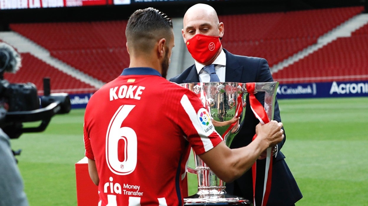 Rubiales entrega el título de Liga 2020-21 al capitán del equipo campeón, el Atlético