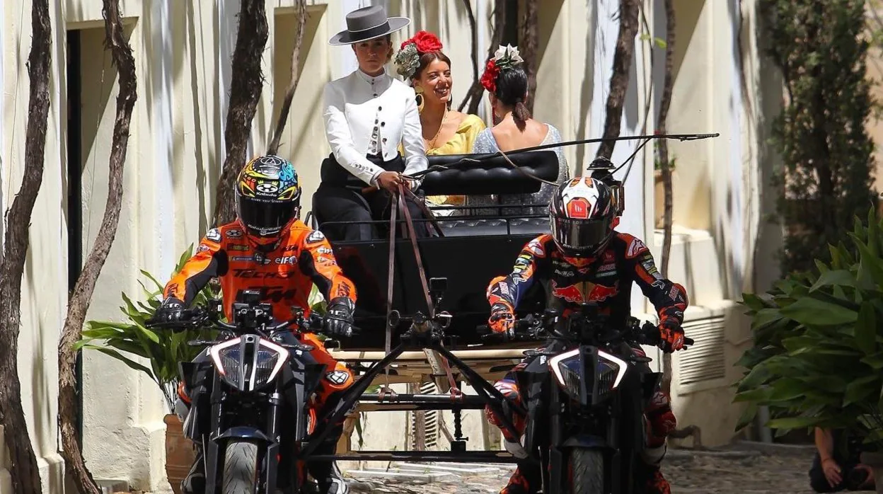 Tradición y modernidad: dos motos tiran de un coche de caballos en Jerez horas antes del Gran Premio de España 2022