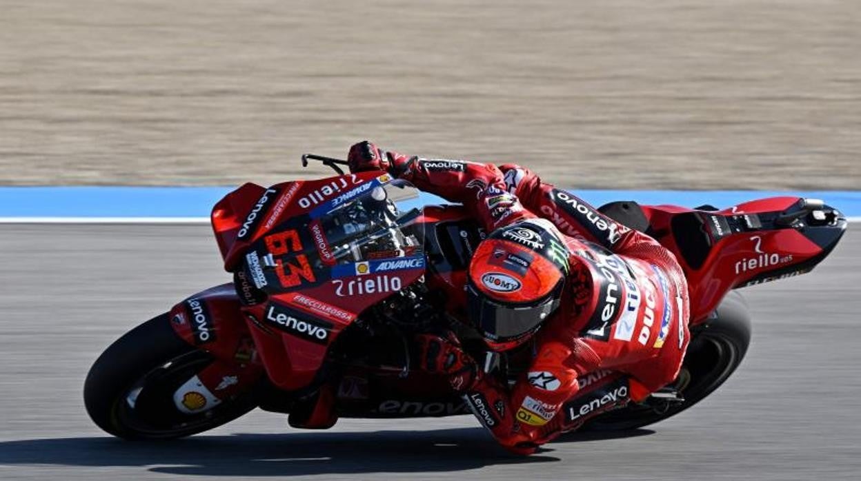 Bagnaia trazando una curva en Jerez