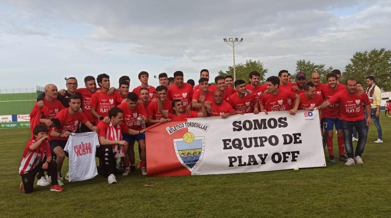 Los jugadores del Atlético Tordesillas celebrando la clasificación para el playoff