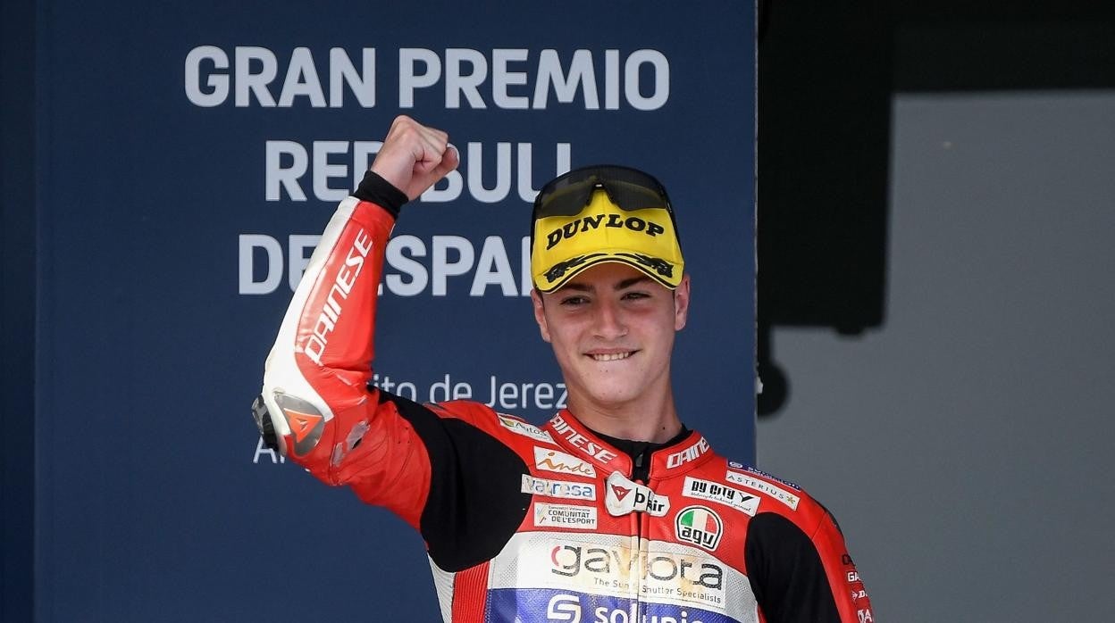 Izan Guevara celebra su victoria en el Circuito de Jerez Ángel Nieto